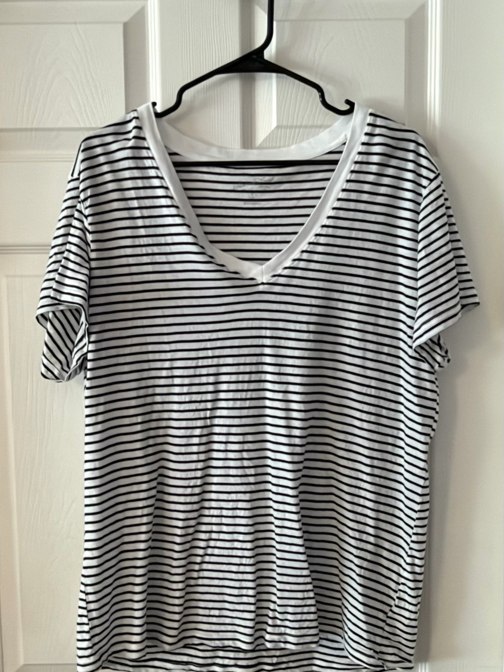 Universal Thread black and white striped v-neck t-shirt - SIZE XL